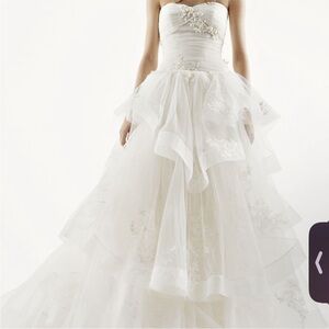 Vera Wang Elegant Strapless White Wedding Dress